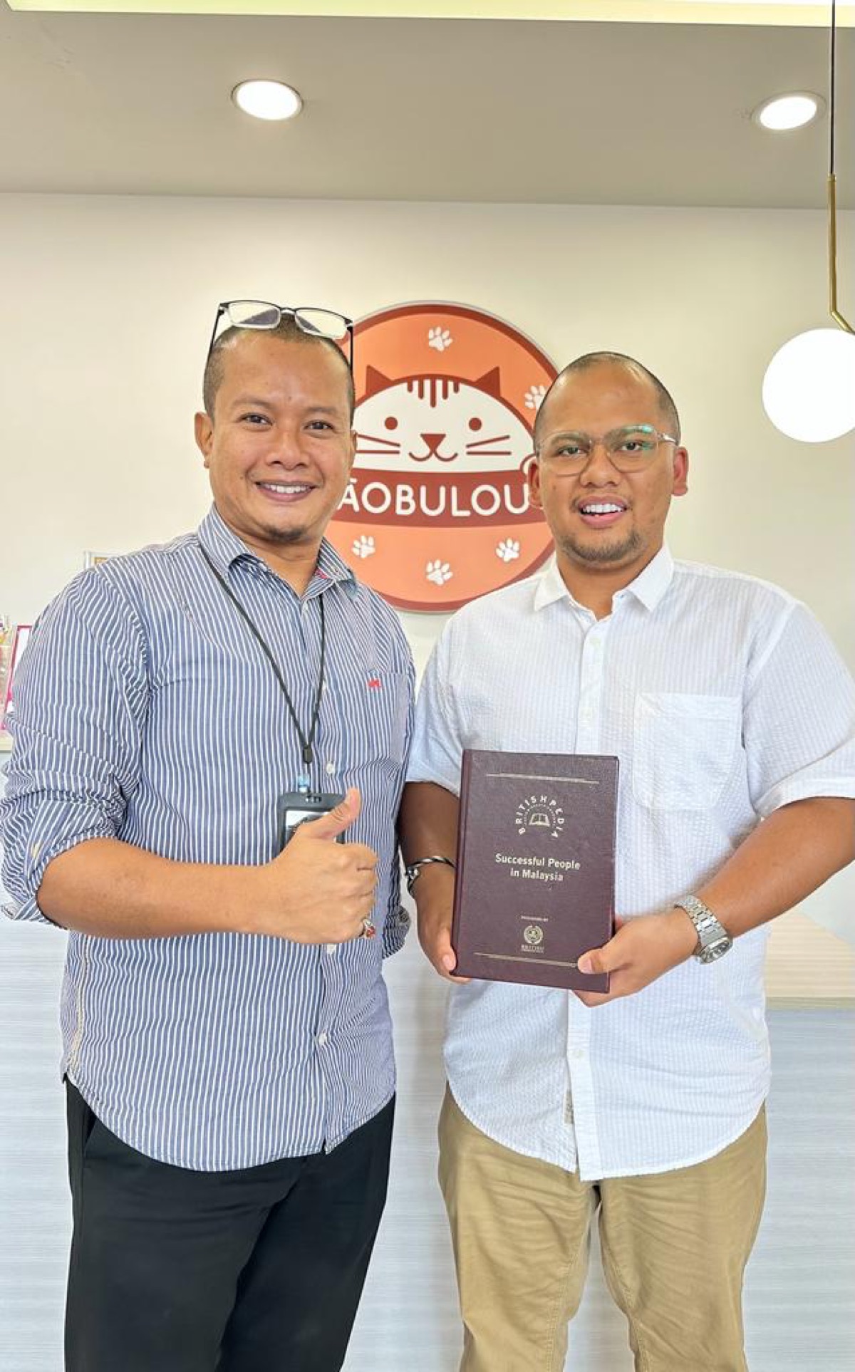 Receiving the Successful People in Malaysia recognition from Britishpedia, 2022