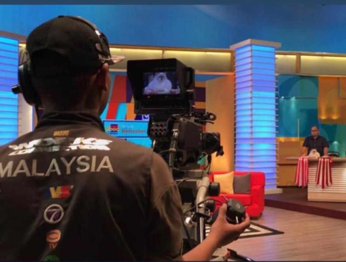 Behind the scenes on a TV3 studio set featuring a Maobulous cat